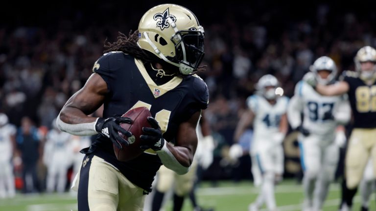 New Orleans Saints running back Alvin Kamara carries on a touchdown reception against the Carolina Panthers. (Derick Hingle/AP)