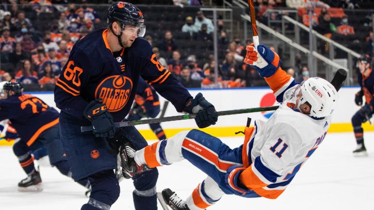 New York Islanders' Zach Parise is checked by Edmonton Oilers' Markus Niemelainen. (Jason Franson/CP)