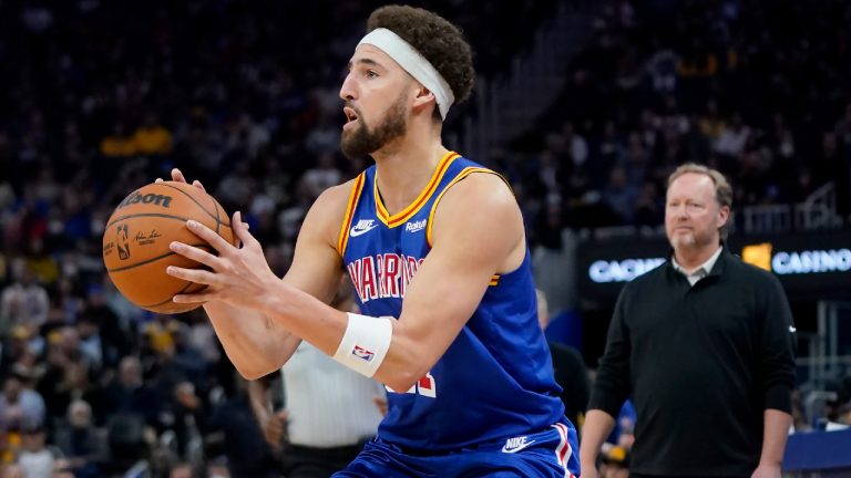 Golden State Warriors guard Klay Thompson prepares to shoot a 3-point basket against the Milwaukee Bucks.(Jeff Chiu/AP)