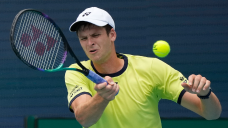 Hubert Hurkacz wears down Daniil Medvedev at Miami Open, denies him No. 1 rank