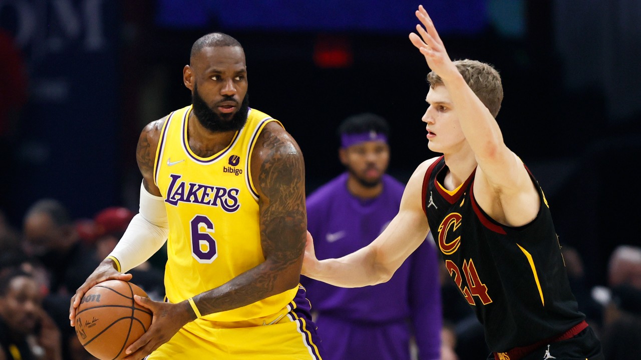 Lakers' LeBron James scores 38, posterizes Kevin Love in Cleveland return