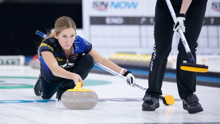 Kaitlyn Lawes shoots a stone during the Masters women's final on Oct. 24, 2021, in Oakville, Ont. (Anil Mungal)