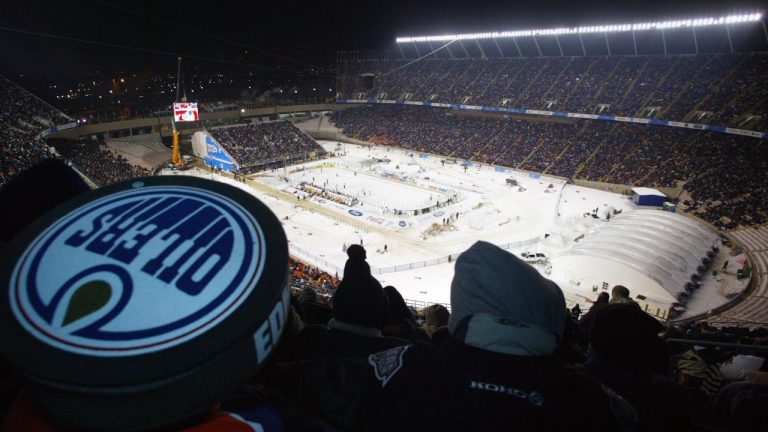 Nearly 60,000 fans crowded Commonwealth Stadium for the 2003 Heritage Classic. (CP)(Jeff McIntosh/CP)