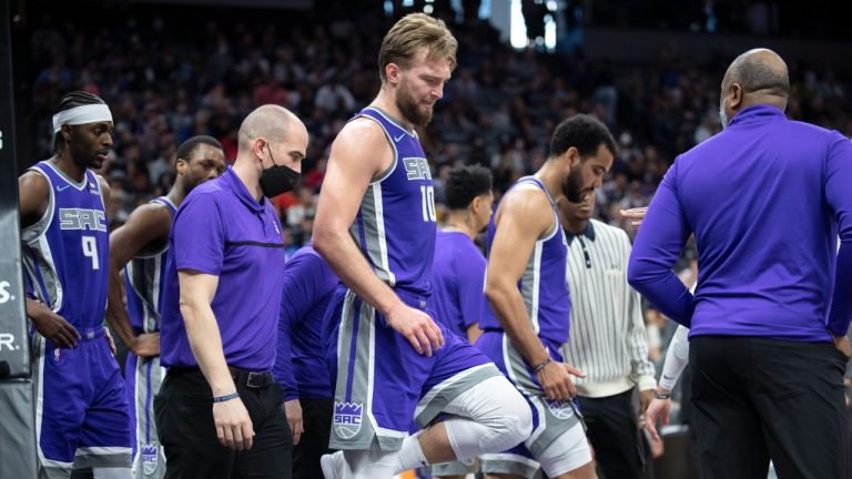 Sacramento Kings forward Domantas Sabonis (10) flexes his knee after injuring himself in the second half of an NBA basketball game against the Phoenix Suns in Sacramento, Calif., Sunday, March 20, 2022. The Suns won 127-124.(Jose Luis Villegas/AP)