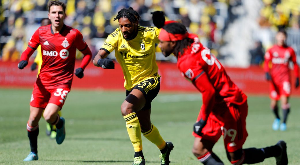 Columbus Crew resigns midfielder Pedro Santos