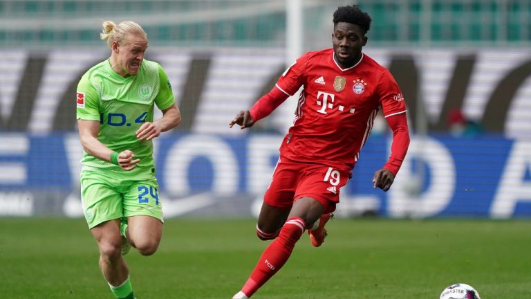 Bayern's Alphonso Davies, right, is returning to the lineup for the first time since mid-December. (Michael Sohn/AP)