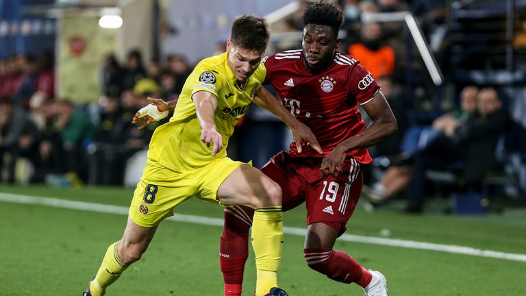 Villarreal's Juan Foyth, left, duels for the balls with Bayern's Alphonso Davies during a Champions League quarter-final, first leg soccer match between Villarreal and Bayern Munich at the Ceramica stadium in Villarreal, Spain, Wednesday, April 6, 2022. (Alberto Saiz/AP)