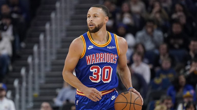 Golden State Warriors guard Stephen Curry brings the ball up during the first half of the team's NBA basketball game. (Jeff Chiu/AP)