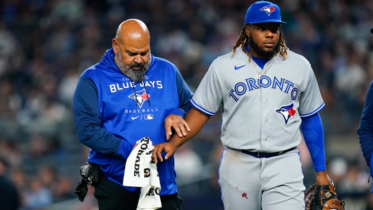 Vladimir Guerrero Jr. with a bloody hand tortured the Yankees with