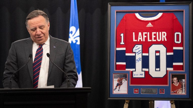 Quebec Premier François Legault next to a jersey of former Montreal Canadiens great Guy Lafleur. (Graham Hughes/CP)