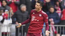 Lewandowski scores late as Bayern beats Augsburg