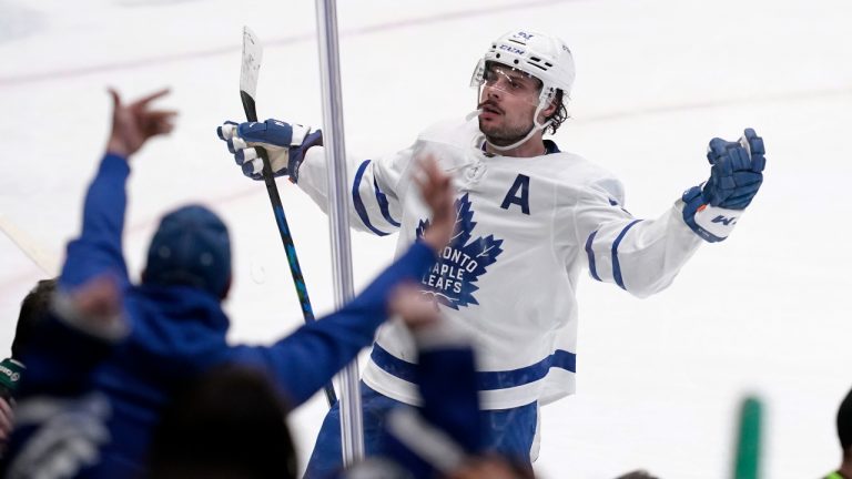 Toronto Maple Leafs centre Auston Matthews celebrates in the direction of fans after scoring in overtime of the team's NHL hockey game against the Dallas Stars, Thursday, April 7, 2022, in Dallas. The Maple Leafs won 4-3. (Tony Gutierrez/AP)