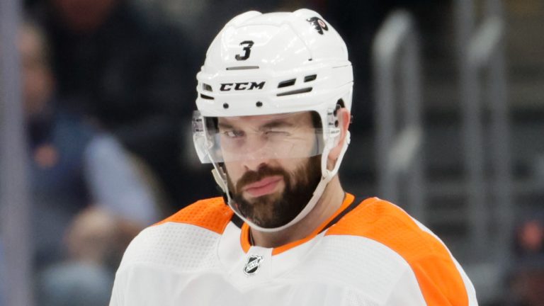 Philadelphia Flyers defenceman Keith Yandle (3) gestures before the first period of an NHL hockey game against the New York Islanders, Tuesday, Jan. 25, 2022, in Elmont, N.Y. Yandle broke an NHL record by playing in his 965th consecutive game on Tuesday. (Corey Sipkin/AP)