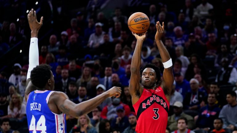 Toronto Raptors' OG Anunoby, right, goes up for a shot against Philadelphia 76ers' Paul Reed during the first half of Game 5 in an NBA basketball first-round playoff series, Monday, April 25, 2022, in Philadelphia. (Matt Slocum/AP Photo)