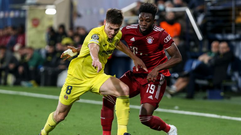 Villarreal's Juan Foyth, left, duels for the balls with Bayern's Alphonso Davies during a Champions League quarter-final, first leg soccer match between Villarreal and Bayern Munich at the Ceramica stadium in Villarreal. (Alberto Saiz/AP)