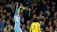 Manchester City wins to stay in charge of EPL title race