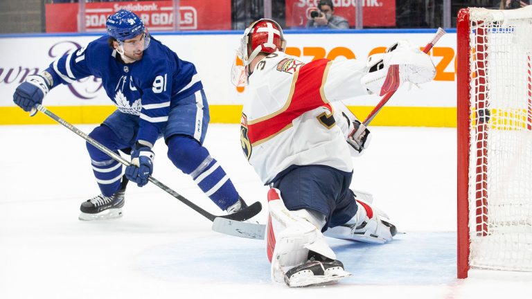 Toronto Maple Leafs' John Tavares (91) scores the team's third goal and the his second of the game on Florida Panthers goaltender Spencer Knight during second period NHL hockey action. (Chris Young/CP)