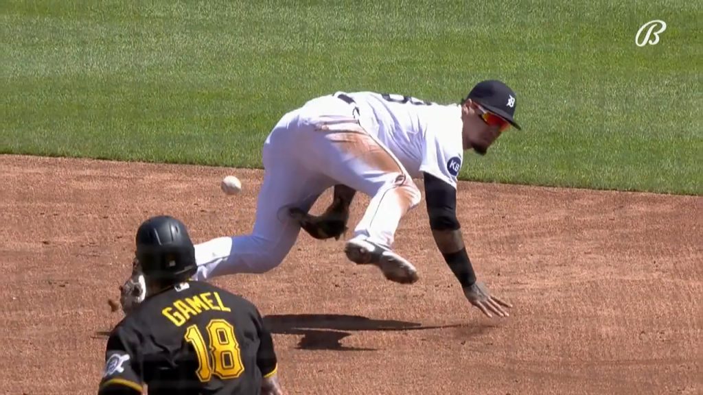 Javy Baez blasts baseballs all over Dodger Stadium, turns crazy double play