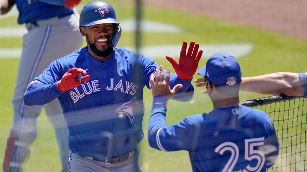 Toronto Blue Jays on X: “Hey, come take a pic of me and my bro” -  @TeoscarH 😂😭  / X