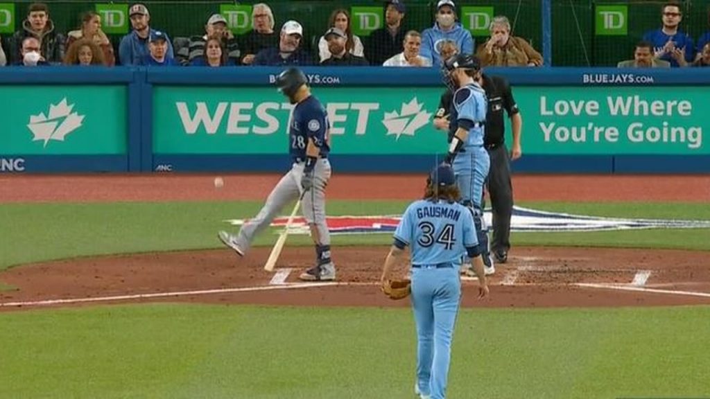 Watch: Mariners 3B Eugenio Suarez plays hacky sack after fouling