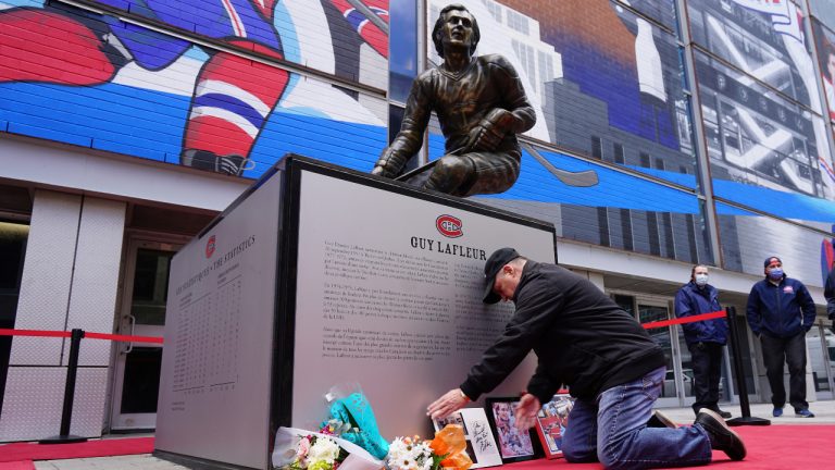 Michel Jerome honoring hockey legend Guy Lafleur as Quebec learns of his death in Montreal, Quebec, Friday, April 22, 2022. (Mario Beauregard/CP)