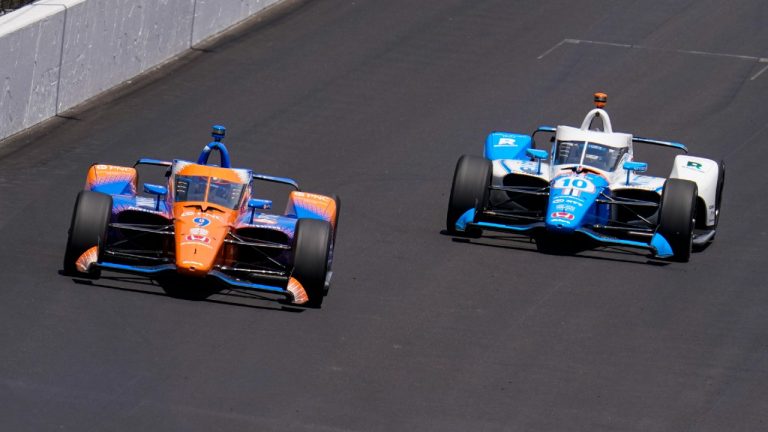 Scott Dixon, left, of New Zealand, passes Alex Palou, right, of Spain, in the opening laps of the Indianapolis 500 auto race at Indianapolis Motor Speedway in Indianapolis, Sunday, May 29, 2022. (Michael Conroy/AP)