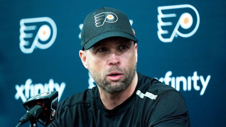 Former Philadelphia Flyers head coach Mike Yeo has joined the Vancouver Canucks as an assistant coach. (Matt Rourke/AP PHoto)