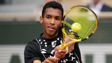 Auger-Aliassime rallies for win, Fernandez also advances at French Open