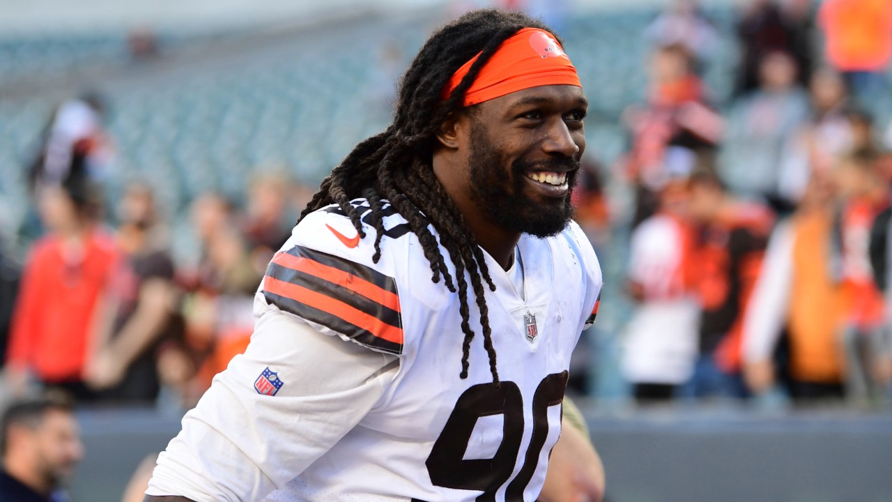 AP Source: Browns' Mack voids contract, becomes free agent