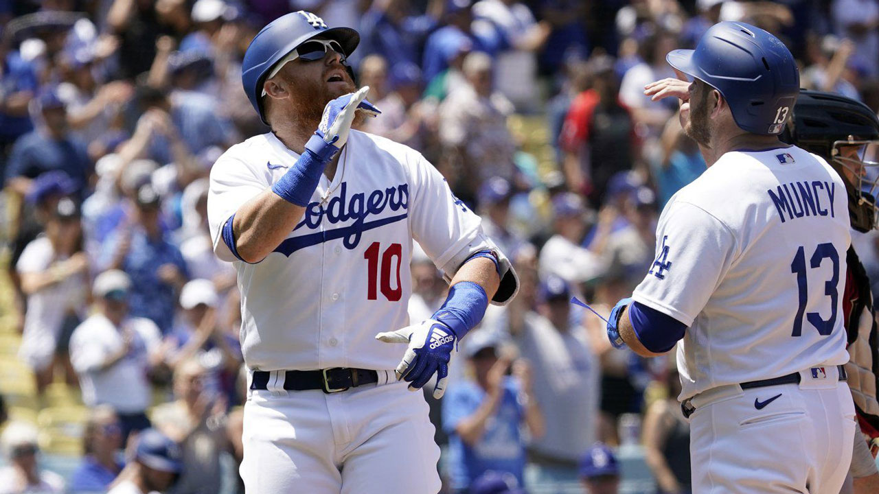 Dodgers get 2 hits, both homers by Max Muncy, to beat Reds