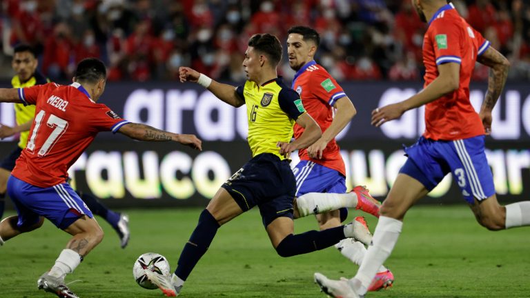 Ecuador's Jeremy Sarmiento, centre, controls the ball during a qualifying soccer match against Chile for the FIFA World Cup Qatar 2022 at San Carlos de Apoquindo stadium in Santiago, Chile, Tuesday, Nov 16, 2021. (Alberto Valdes/Pool via AP)