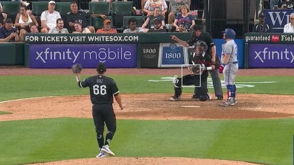 Adam Jones knocks down umpire while rounding first (GIF)