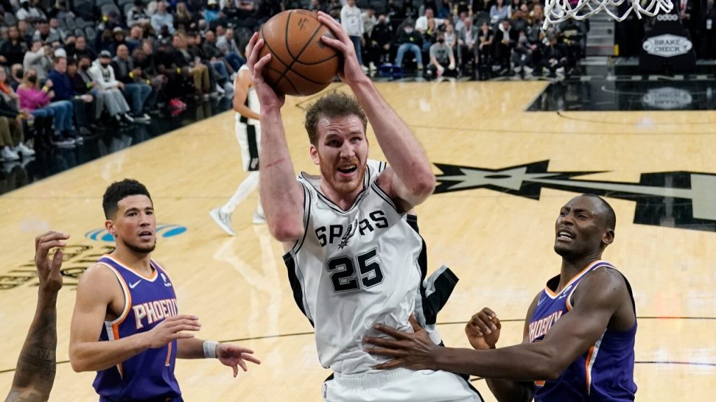 Roundup: Traditional big man Jakob Poeltl is on a tear