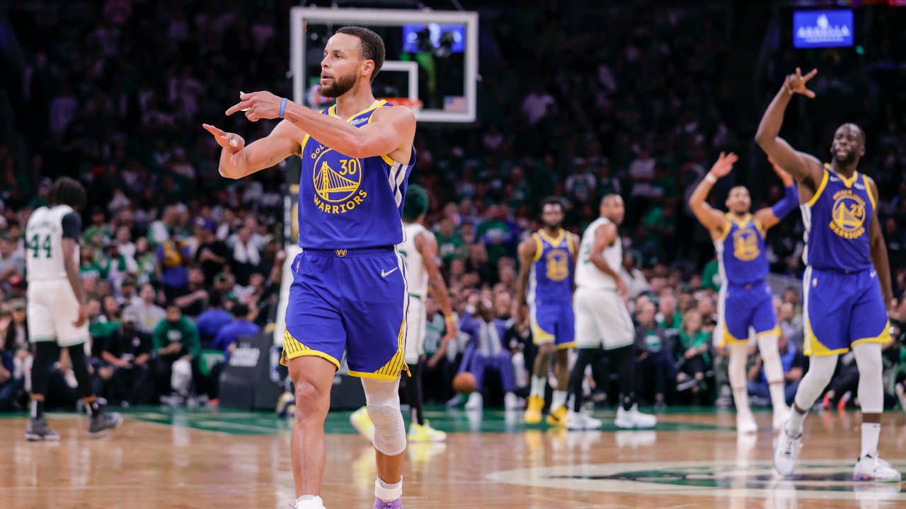 Stephen Curry lights up Pelicans for 40 points, Warriors get rings