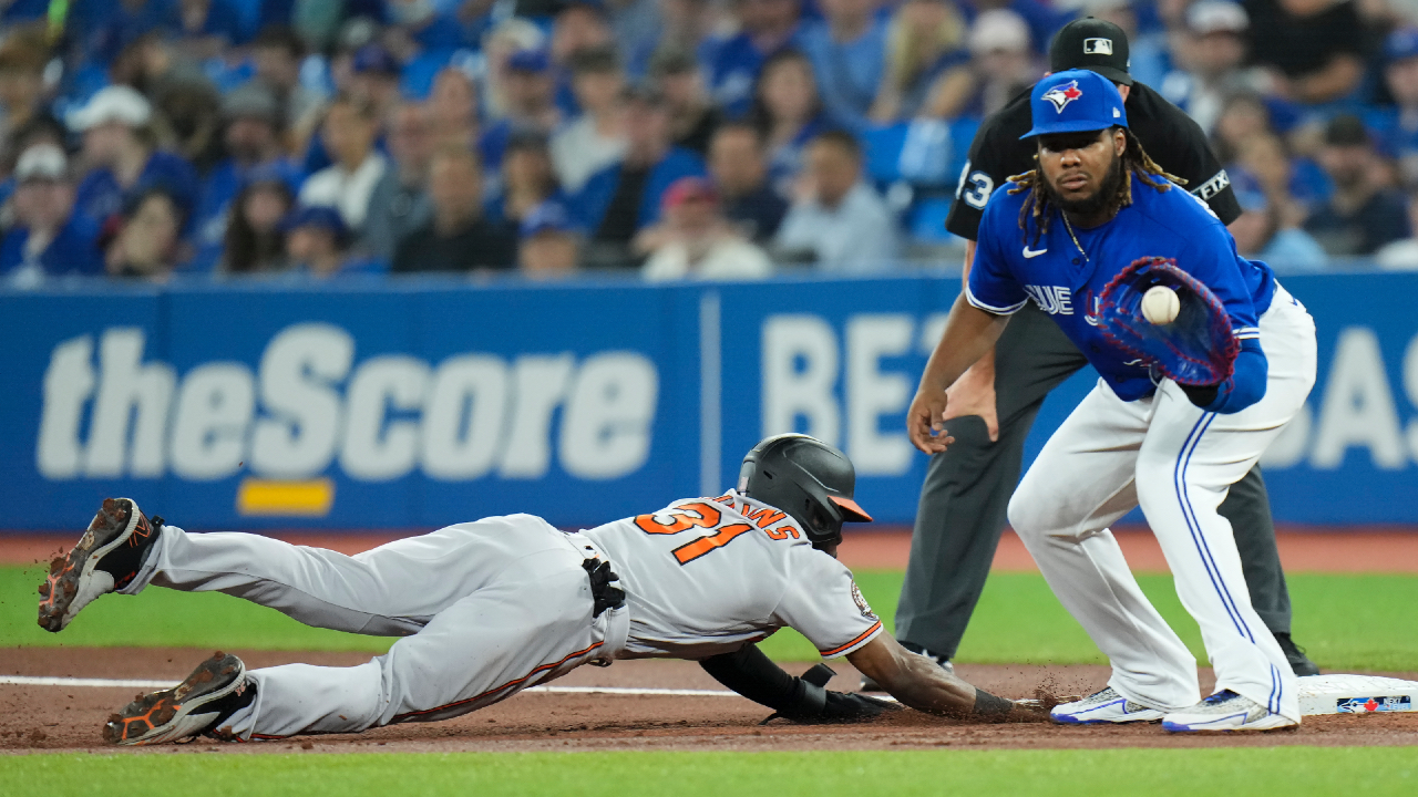 15,000 fans dress like Jays' Matt Chapman 