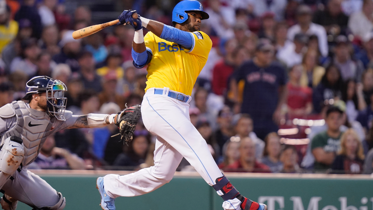 Red Sox' Franchy Cordero crashes into wall, leaves game vs. Rays