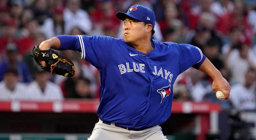 Ryu wins 1st Toronto start in Canada as Jays top Indians 7-2