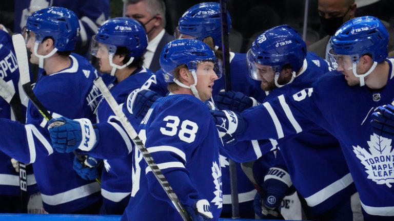 Toronto Maple Leafs defenceman Rasmus Sandin (38) celebrates his goal against the Dallas Stars with teammtes on the bench during first period NHL action in Toronto on Tuesday March 15, 2022. (Frank Gunn/CP)