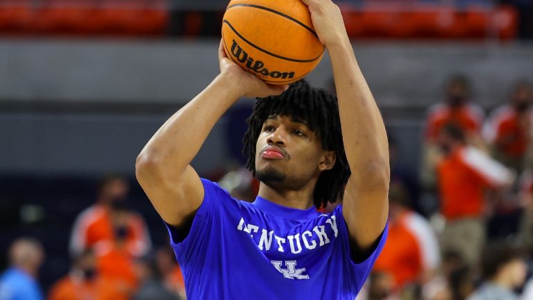 Shaedon Sharpe of the Kentucky Wildcats warms up prior to the game against the Auburn Tigers. (Todd Kirkland/Getty Images)