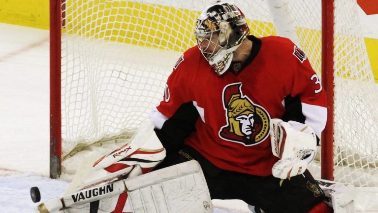 Ottawa Senators goaltender Brian Elliott (30) makes a pad save during third period NHL hockey in Ottawa Tuesday, February 9, 2010. (Fred Chartrand/CP)