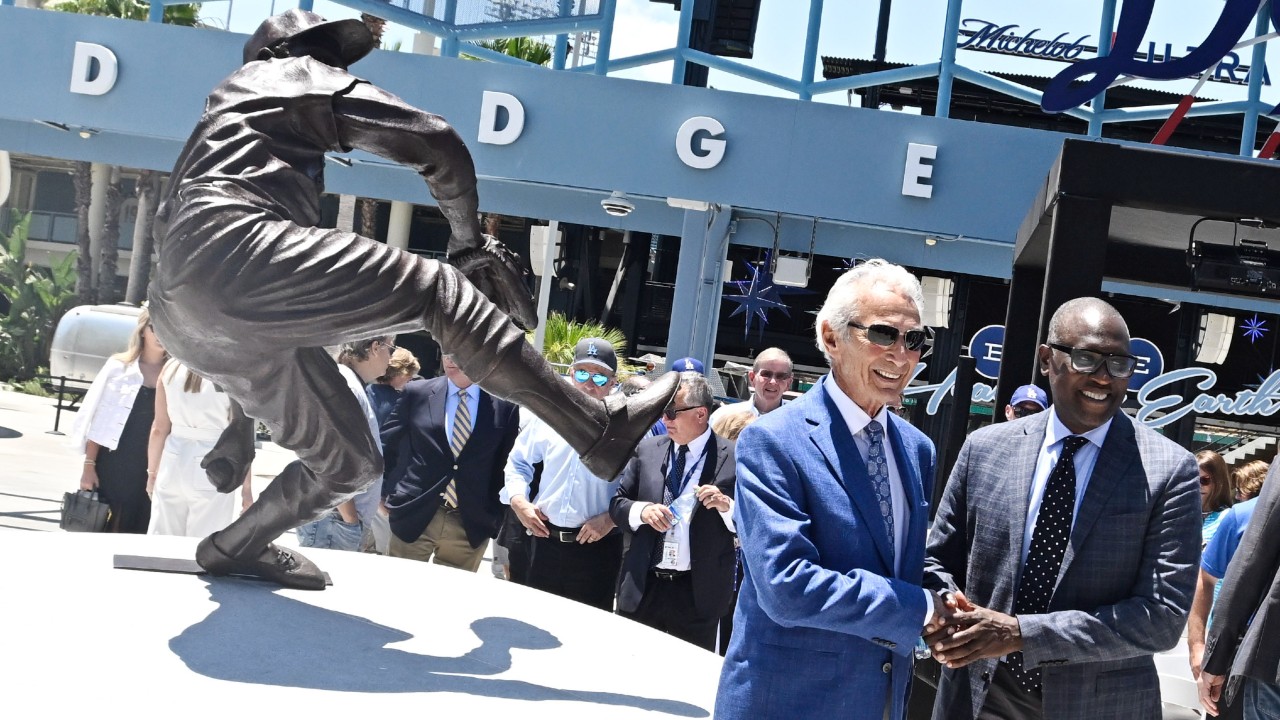 Baseball legend Sandy Koufax shakes hands with New York Mets