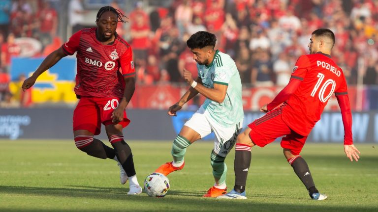 Atlanta United midfielder Marcelino Moreno (centre) takes the ball between Toronto FC forward Ayo Akinola and midfielder Alejandro Pozuelo during first half MLS action in Toronto on Saturday June 25, 2022. (Chris Young/CP)