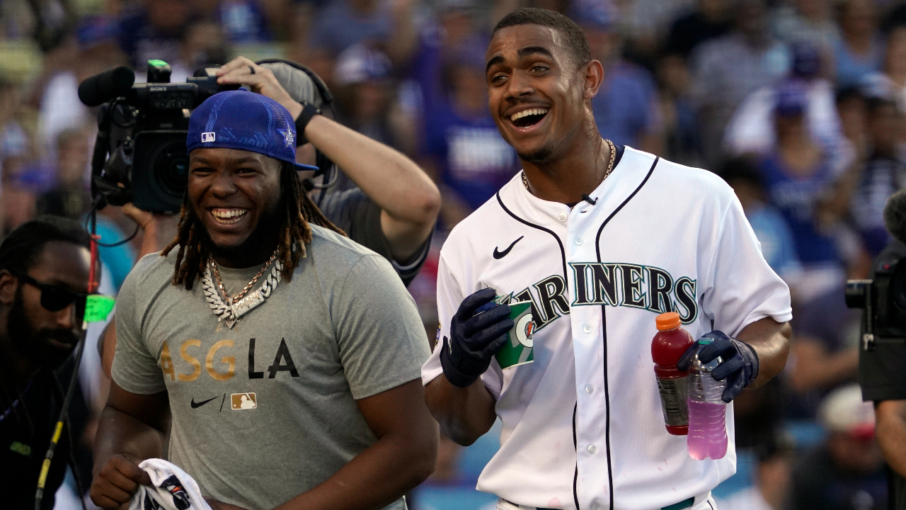 Blue Jays star Alejandro Kirk 'emotional' after getting named All-Star with  Vlad Guerrero Jr.