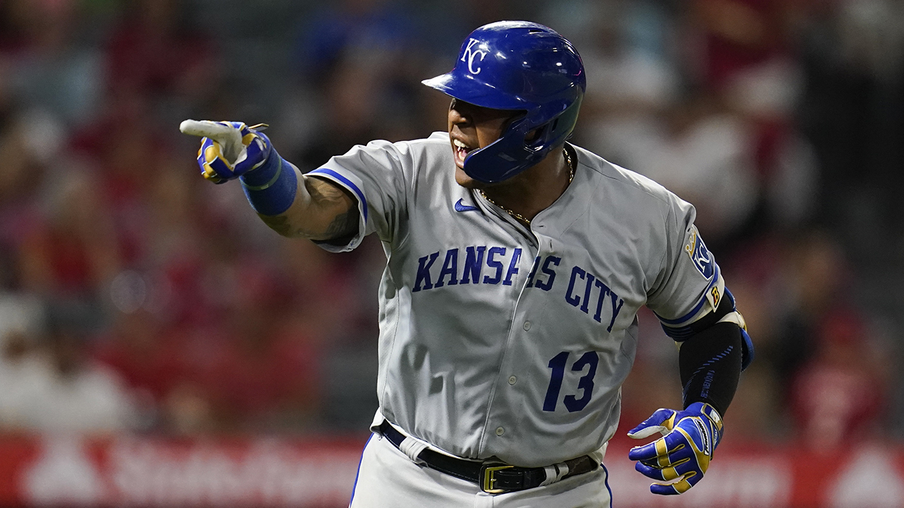 Kansas City Royals star Salvador Perez leaves game vs. Reds with hand  injury: details