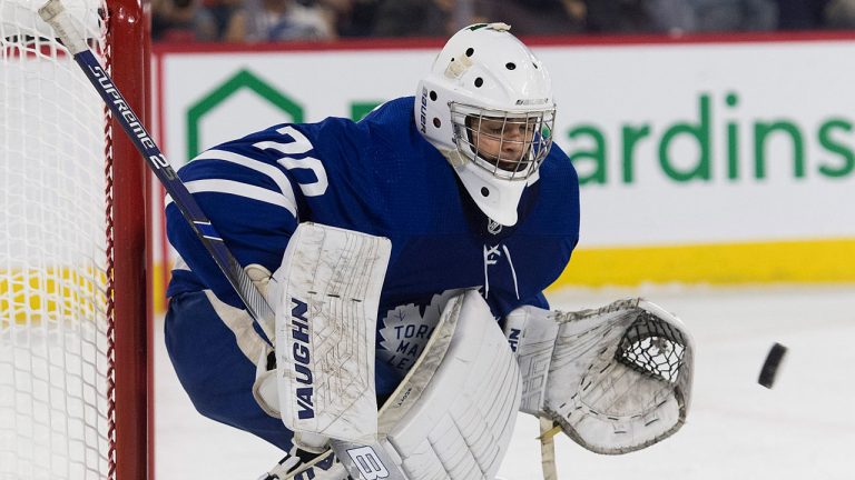 Toronto Maple Leafs goaltender Ian Scott makes a save during first period NHL Rookie Showdown hockey action against the Ottawa Senators. (Graham Hughes/CP)