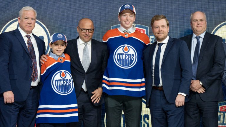 Edmonton Oilers 32nd pick Reid Schaefer poses with team officials during the first round of the 2022 NHL Draft Thursday, July 7, 2022 in Montreal. (Ryan Remiorz/CP)