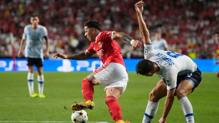 Benfica's Enzo Fernandez, left, and Dynamo's Volodymyr Shepeliev vie for the ball during the Champions League playoffs, second leg, soccer match between Benfica and Dynamo Kyiv at the Luz stadium in Lisbon, Tuesday, Aug. 23, 2022. (Armando Franca/AP)