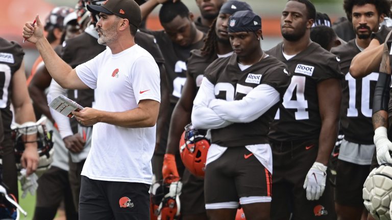 Cleveland Browns head coach Kevin Stefanski, left, talks during an NFL football practice in Berea, Ohio, Sunday, Aug. 14, 2022. (David Dermer/AP)