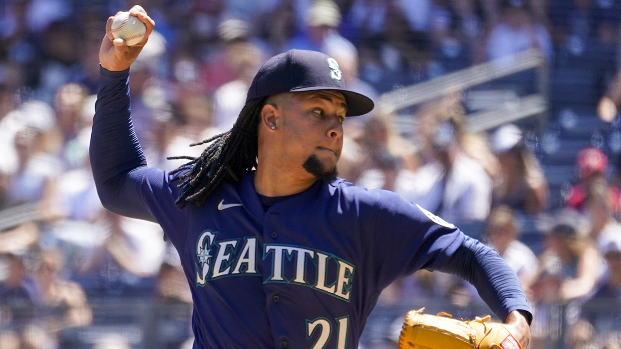 Mariners' Luis Castillo blanks Blue Jays in Game 1
