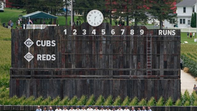 Cubs beat Reds in 2nd 'Field of Dreams' game